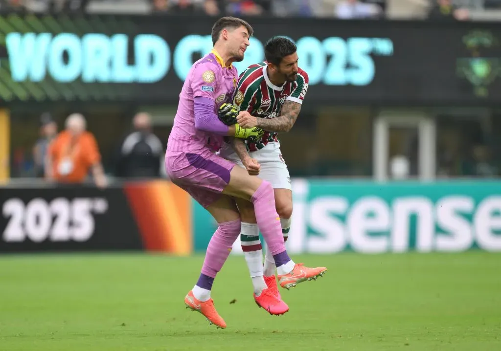 Everaldo foi muito criticado por lance perdido em empate com o Borussia. Foto: David Ramos/Getty Images.