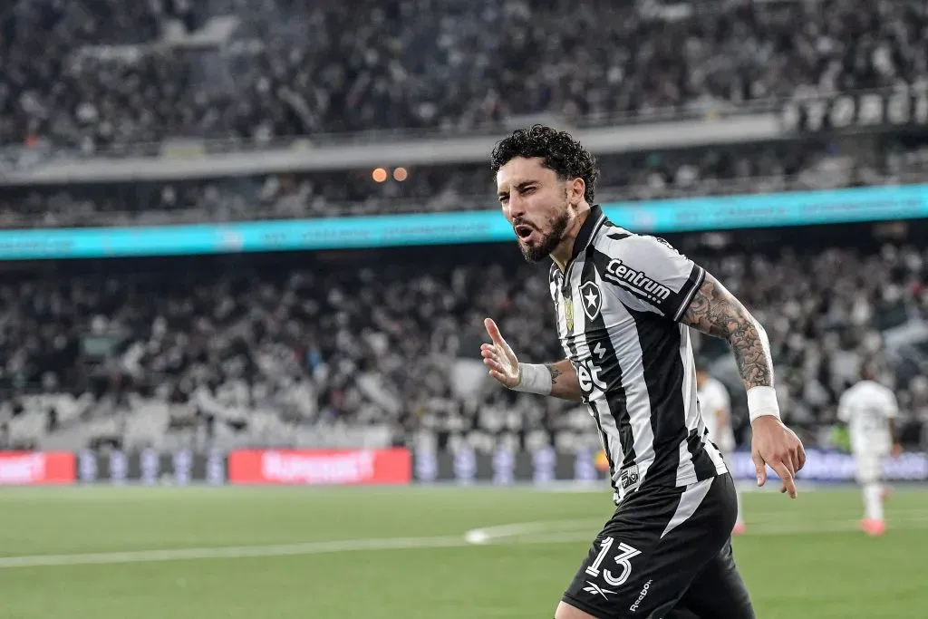 Alex Telles destaca desempenho dos brasileiros no Mundial de Clubes – Foto: Thiago Ribeiro/AGIF