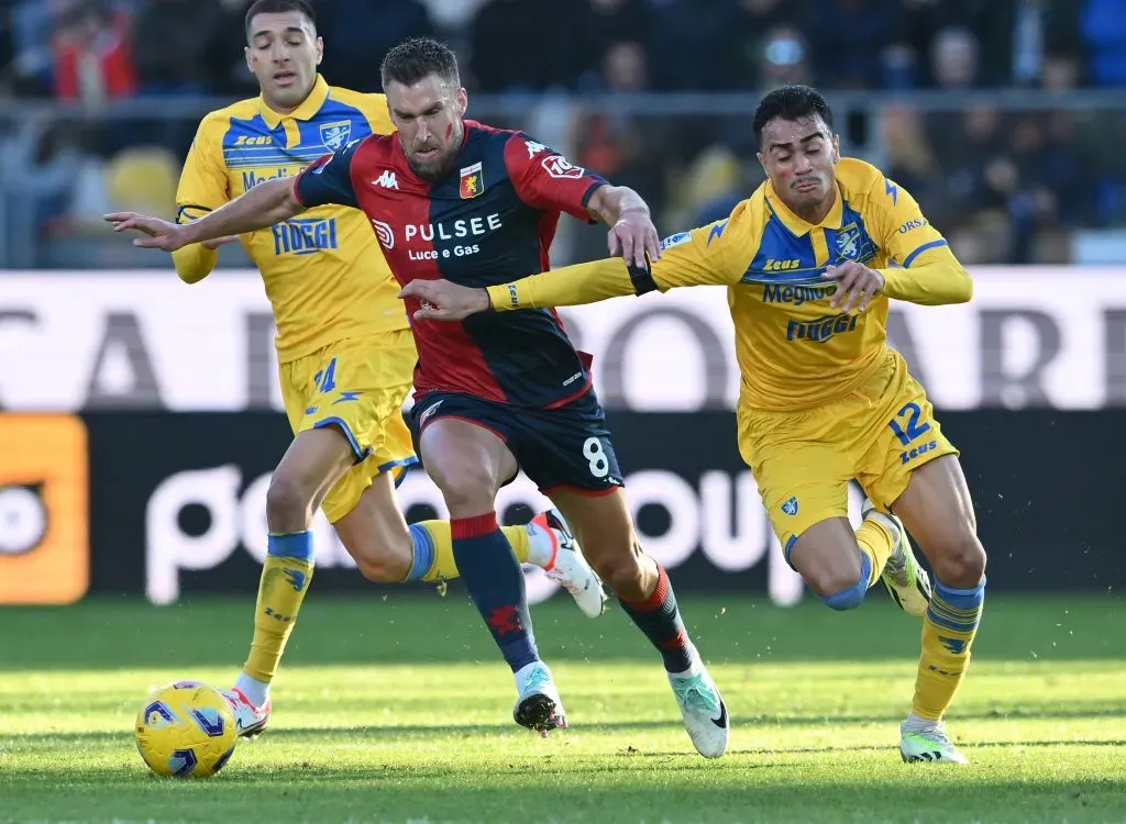 FROSINONE, ITALY – NOVEMBER 26: Kevin Strootman of Genoa CFC and Reinier Jesus Carvalho of Frosinone Calcio in action during the Serie A TIM match between Frosinone Calcio and Genoa CFC at Stadio Benito Stirpe on November 26, 2023 in Frosinone, Italy. (Photo by Giuseppe Bellini/Getty Images)