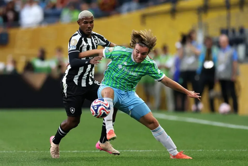 SEATTLE, WASHINGTON – JUNE 15: Pedro de la Vega #10 of Seattle Sounders FC controls the ball against Cuiabano #66 of Botafogo during the FIFA Club World Cup 2025 group B match between Botafogo FR and Seattle Sounders FC at Lumen Field on June 15, 2025 in Seattle, Washington. (Photo by Buda Mendes/Getty Images)
