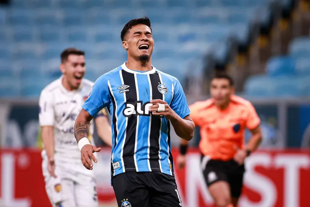 RS – PORTO ALEGRE – 29/05/2025 – COPA SUL-AMERICANA 2025, GREMIO X SPORTIVO LUQUENO – Matias Arezo jogador do Gremio lamenta cobranca de penalti perdida durante partida contra o Sportivo Luqueno no estadio Arena do Gremio pelo campeonato Copa Sul-americana 2025. Foto: Maxi Franzoi/AGIF