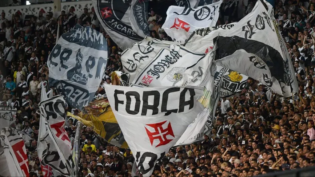 Torcida do Vasco durante partida contra Bragantino no estádio São Januário pelo campeonato Brasileiro A 2025. Foto: Thiago Ribeiro/AGIF