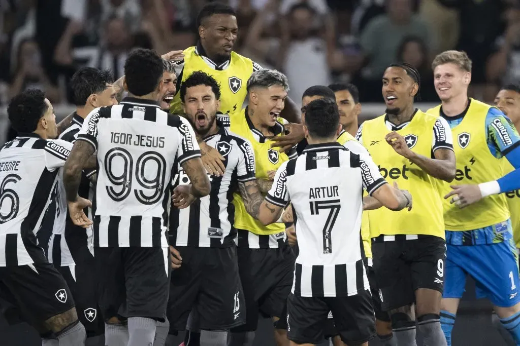 RJ – RIO DE JANEIRO – 04/06/2025 – BRASILEIRO A 2025, BOTAFOGO X CEARA – Alex Telles jogador do Botafogo comemora seu gol com jogadores do seu time durante partida contra o Ceara no estadio Engenhao pelo campeonato Brasileiro A 2025. Foto: Jorge Rodrigues/AGIF