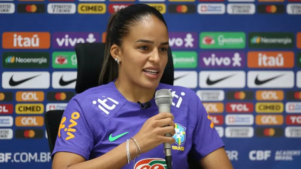 Gabi Nunes jogadora da Seleção Brasileira de Futebol Feminino concede entrevista coletiva no Estádio do Arruda em Recife (PE),