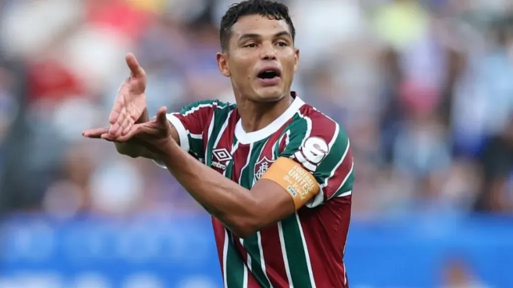 Capitão do Fluminense, Thiago Silva orientando a defesa tricolor – Foto: Reprodução/Fluminense