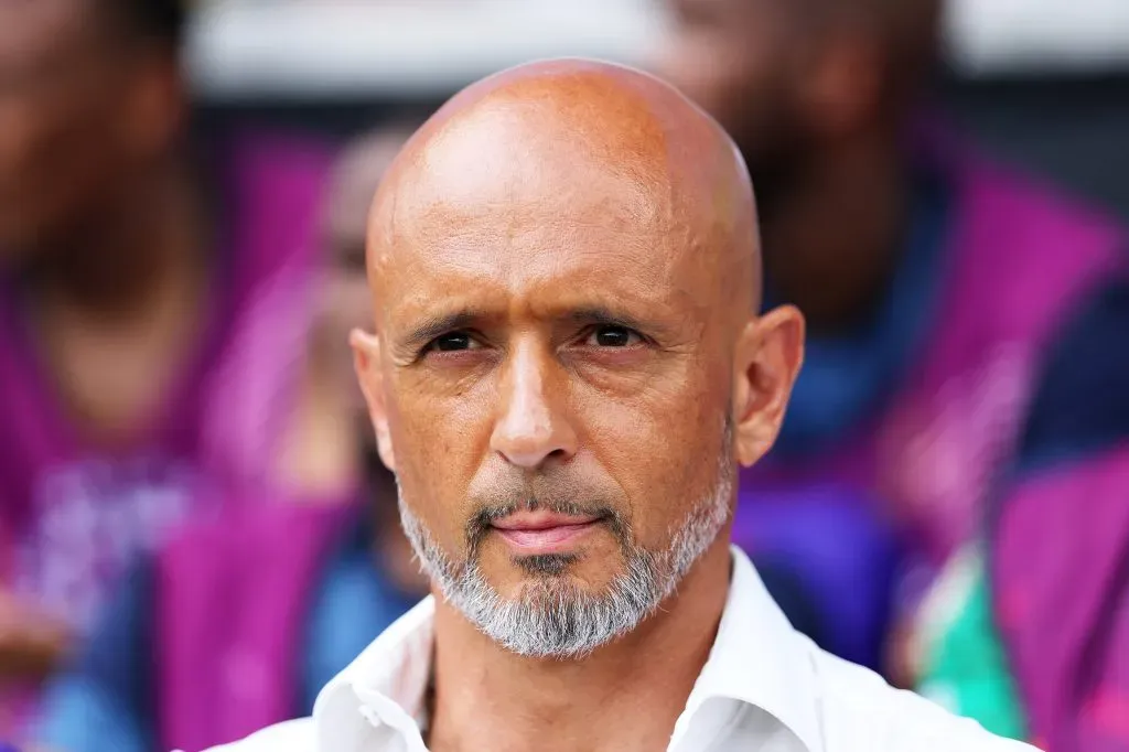 Treinador fica de olho na partida com o Fluminense. Photo by Dan Mullan/Getty Images