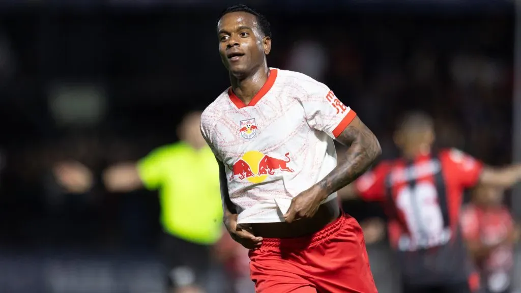 Helinho em ação pelo Red Bull Bragantino no Brasileirão 2024 – Foto: Diogo Reis/AGIF