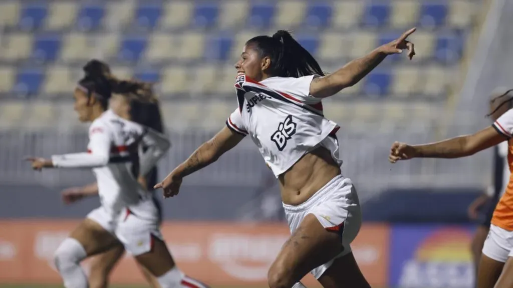 Jogadoras do São Paulo celebram vitória contra o Corinthians no Paulistão Feminino