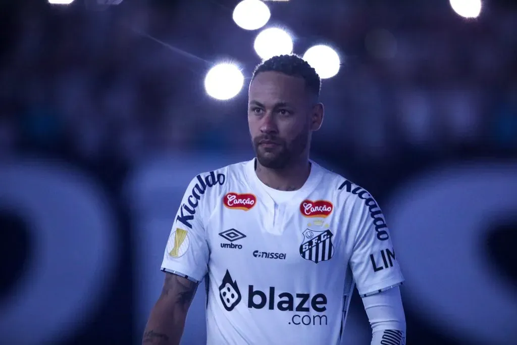 SP – SANTOS – 05/02/2025 – PAULISTA 2025, SANTOS X BOTAFOGO-SP – Neymar Jr. jogador do Santos durante execucao do hino nacional antes da partida contra o Botafogo-SP no estadio Vila Belmiro pelo campeonato Paulista 2025. Foto: Reinaldo Campos/AGIF