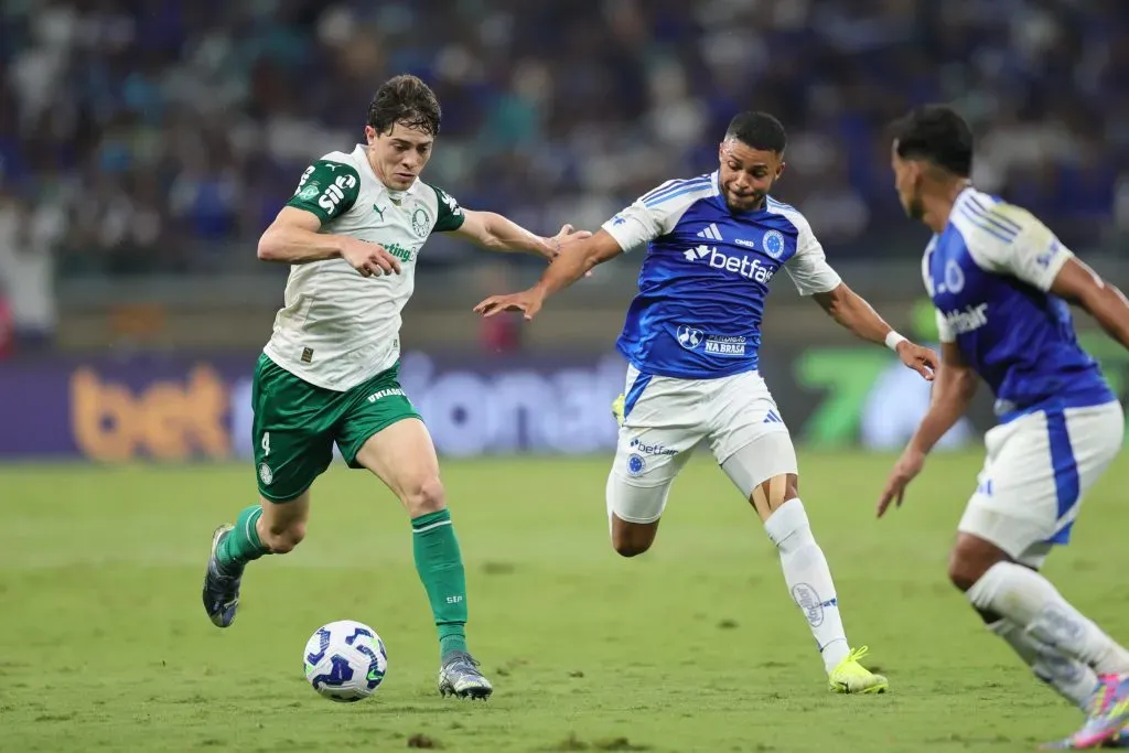 Wanderson jogador do Cruzeiro disputa lance com Giay jogador do Palmeiras – Foto: Gilson Lobo/AGIF