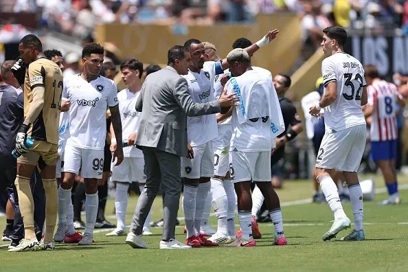 Renato Paiva dando instruções para os jogadores do Botafogo durante intervalo contra o Atletico de Madrid, em Pasadina, California no Mundial de Clubes. Foto: Stu Forster/Getty Images