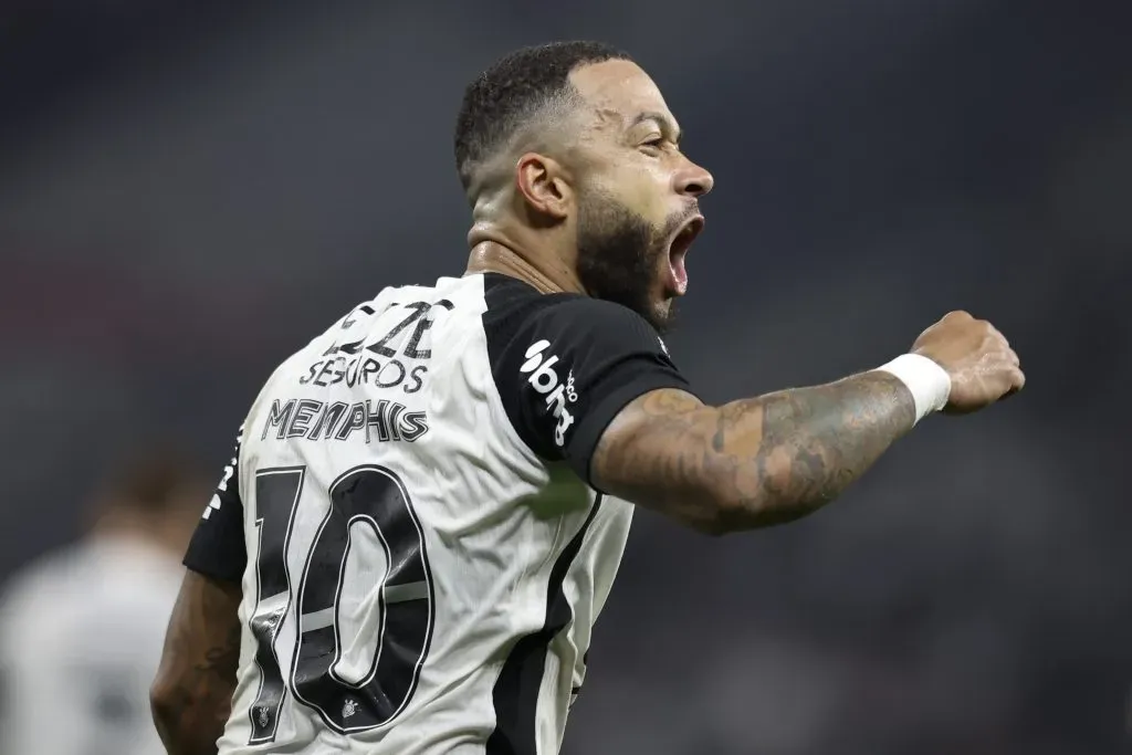 SAO PAULO, BRAZIL – MAY 03: Memphis Depay of Corinthians celebrates his goal that was later disallowed by VAR during a match between Corinthians and Internacional as part of Brasileirao 2025 at Neo Quimica Arena on May 03, 2025 in Sao Paulo, Brazil. (Photo by Miguel Schincariol/Getty Images)