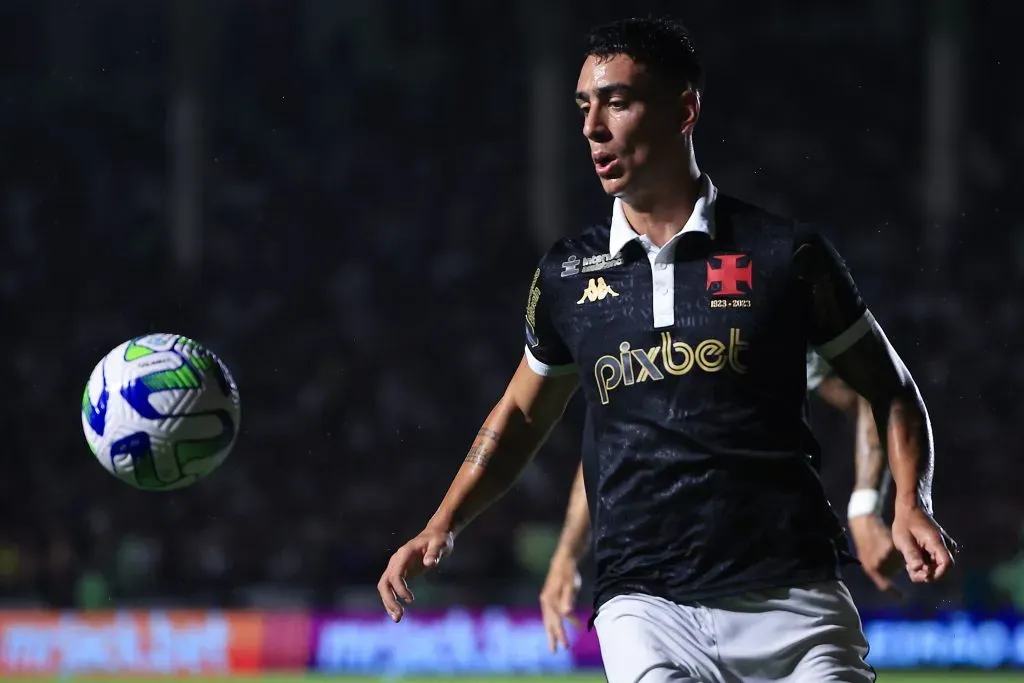 RIO DE JANEIRO, BRAZIL – NOVEMBER 28: Puma Rodriguez of Vasco controls the ball during the match between Vasco Da Gama and Corinthians as part of Brasileirao 2023 at Sao Januario Stadium on November 28, 2023 in Rio de Janeiro, Brazil. (Photo by Buda Mendes/Getty Images)