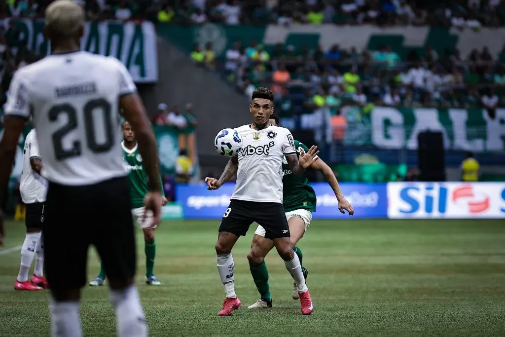 SP – SAO PAULO – 30/03/2025 – BRASILEIRO A 2025, PALMEIRAS X BOTAFOGO – Igor Jesus jogador do Botafogo durante partida contra o Palmeiras no estadio Arena Allianz Parque pelo campeonato Brasileiro A 2025. Foto: Fabio Giannelli/AGIF