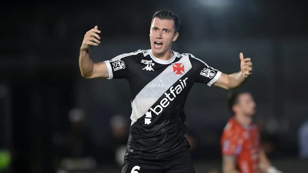 Lucas Piton, lateral-esquerdo do Gigante da Colina. Foto: Thiago Ribeiro/AGIF.