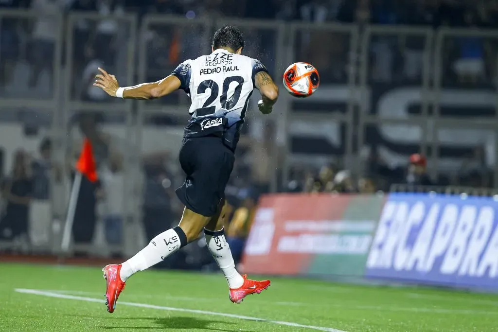 Pedro Raul foi importante para evolução do treinador – Foto: Marco Miatelo/AGIF