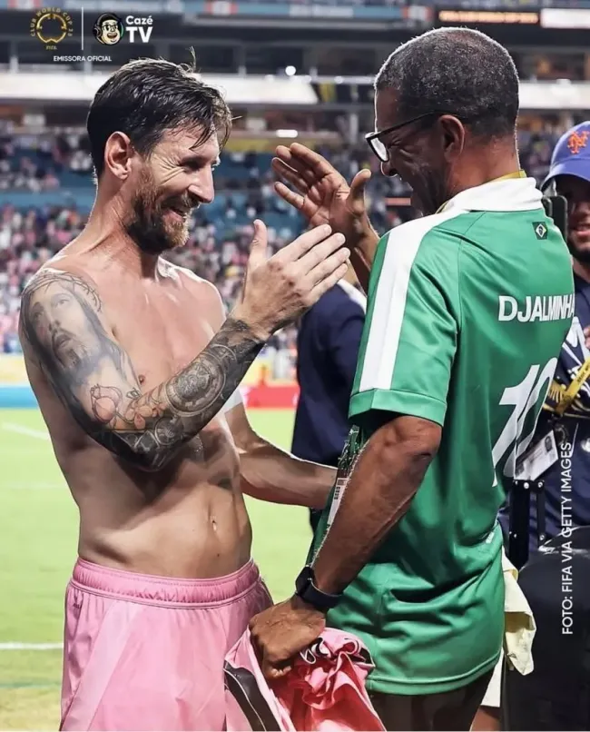 Djalminha e Messi na Copa do Mundo de Clubes – Foto: Reprodução/Instagram