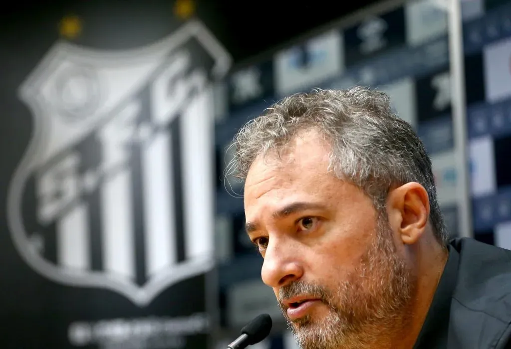 SP – SANTOS – 25/06/2025 – SANTOS, APRESENTACAO – Executivo de futebol Alexandre Mattos durante sua apresentacao oficial em coletiva de imprensa realizada no Vila Belmiro. Foto: Mauricio De Souza/AGIF