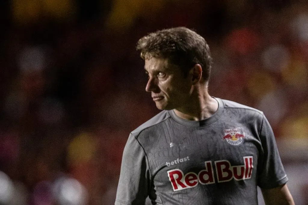 PE – RECIFE – 16/04/2025 – BRASILEIRO A 2025, SPORT X BRAGANTINO – Fernando Seabra tecnico do Bragantino durante partida contra o Sport no estadio Ilha do Retiro pelo campeonato Brasileiro A 2025. Foto: Rafael Vieira/AGIF