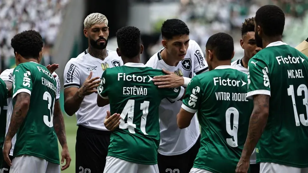 SP – SAO PAULO – 30/03/2025 – BRASILEIRO A 2025, PALMEIRAS X BOTAFOGO – Jogadores se cumprimentam apos execucao do hino nacional antes da partida contra o Botafogo no estadio Arena Allianz Parque pelo campeonato Brasileiro A 2025. Foto: Fabio Giannelli/AGIF