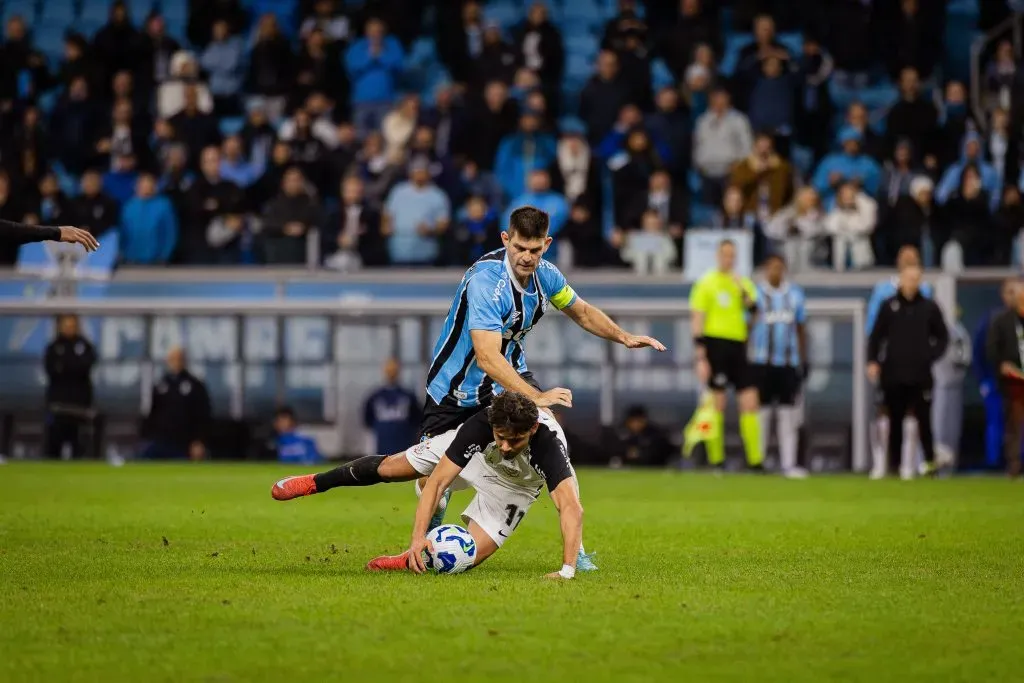 RS – PORTO ALEGRE – 12/06/2025 – BRASILEIRO A 2025, GREMIO X CORINTHIANS – Walter Kannemann jogador do Gremio disputa lance com jogador do Corinthians durante partida no estadio Arena do Gremio pelo campeonato Brasileiro A 2025. Foto: Cristiano Junior/AGIF