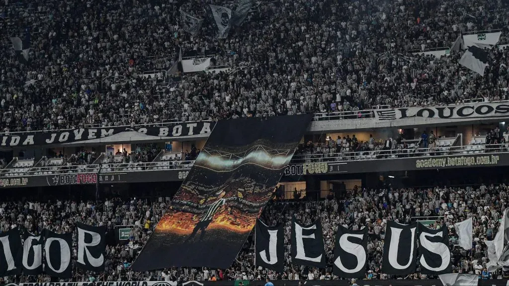 Torcida do Botafogo durante partida contra Ceará no estádio Engenhão pelo campeonato Brasileiro A 2025. Foto: Thiago Ribeiro/AGIF