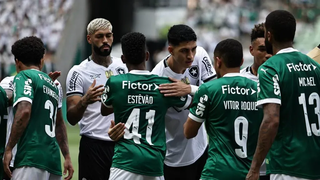 Jogadores de Palmeiras e Botafogo se cumprimentam. Foto: Fabio Giannelli/AGIF.