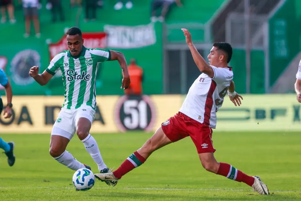 RS – CAXIAS DO SUL – 18/05/2025 – BRASILEIRO A 2025, JUVENTUDE X FLUMINENSE – Caique jogador do Juventude disputa lance com Kevin Serna jogador do Fluminense durante partida no estadio Alfredo Jaconi pelo campeonato Brasileiro A 2025. Foto: Luiz Erbes/AGIF