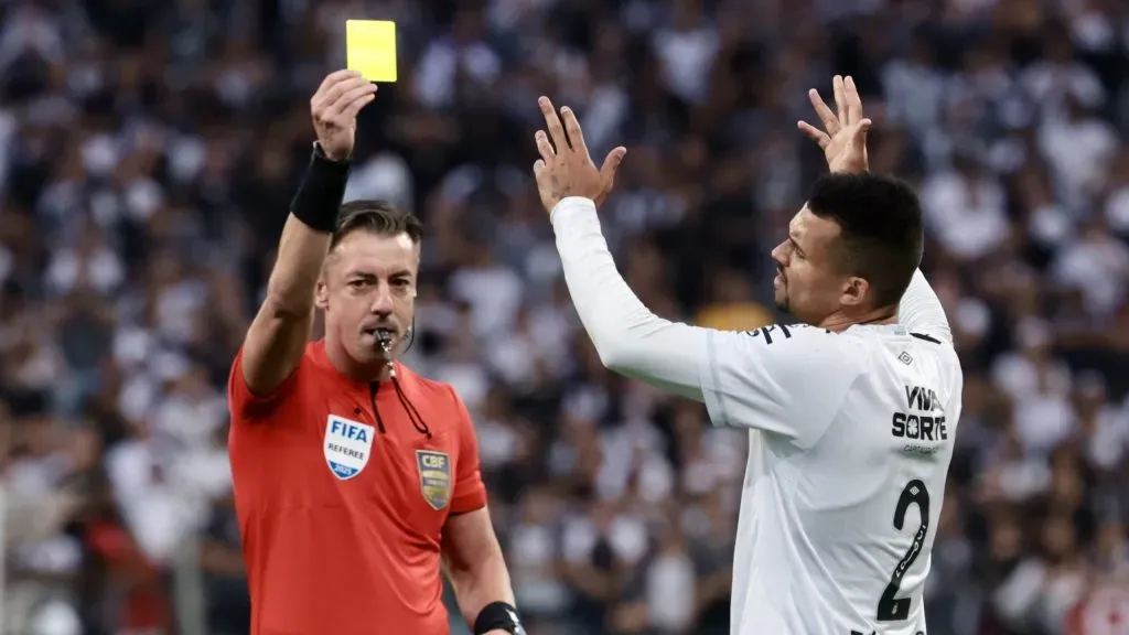 Ze Ivaldo jogador do Santos recebe cartão amarelo do árbitro durante partida contra o Corinthians no estádio Arena Corinthians pelo campeonato Brasileiro A 2025. Foto: Marcello Zambrana/AGIF