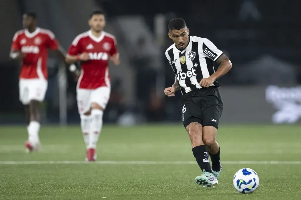 RJ – RIO DE JANEIRO – 11/05/2025 – BRASILEIRO A 2025, BOTAFOGO X INTERNACIONAL – Allan jogador do Botafogo durante partida contra o Internacional no estadio Engenhao pelo campeonato Brasileiro A 2025. Foto: Jorge Rodrigues/AGIF