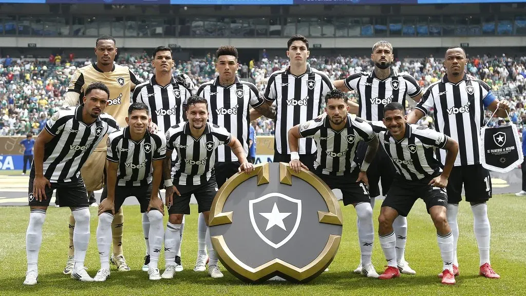 Titulares do Glorioso perfilados em campo. Foto: Vítor Silva/Botafogo.