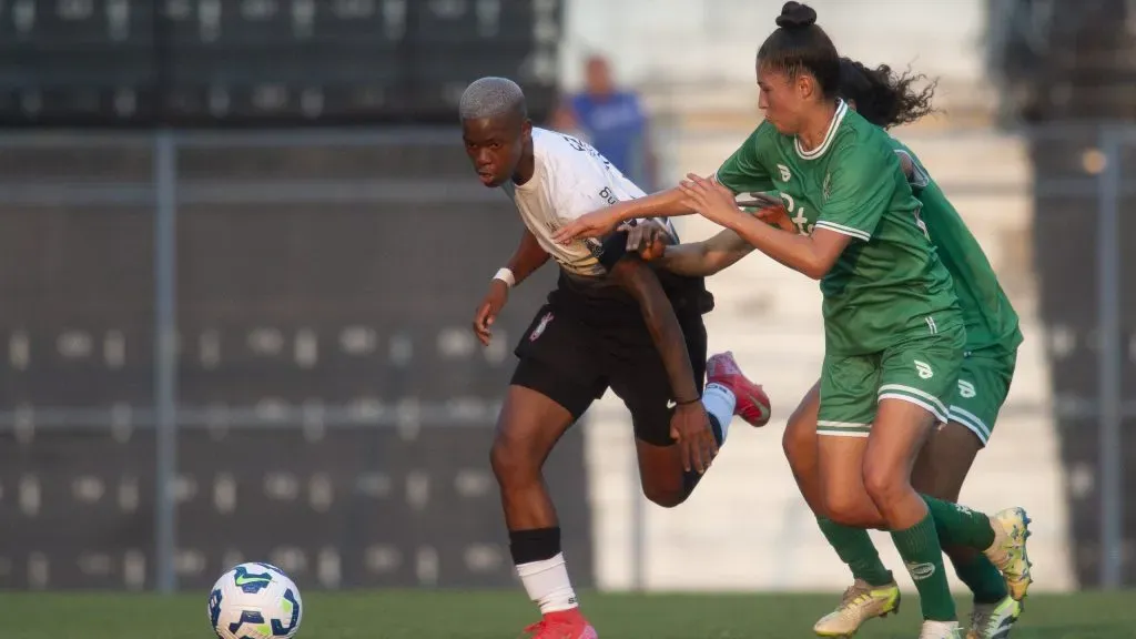 SP – SAO PAULO – 27/03/2025 – BRASILEIRO FEMININO 2025, CORINTHIANS X JUVENTUDE – Jhonson jogadora do Corinthians disputa lance com jogadora do Juventude durante partida no estadio Alfredo Schurig pelo Campeonato Brasileiro Feminino 2025. Foto: Anderson Romao/AGIF