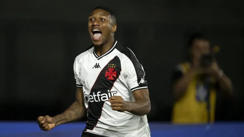 Leandrinho, lateral-esquerdo do Gigante da Colina. Foto: Jorge Rodrigues/AGIF.