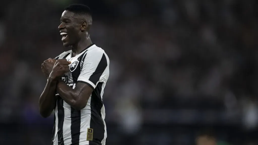 Luiz Henrique comemorando gol quando vestia a camisa do Glorioso. Foto: Jorge Rodrigues/AGIF.