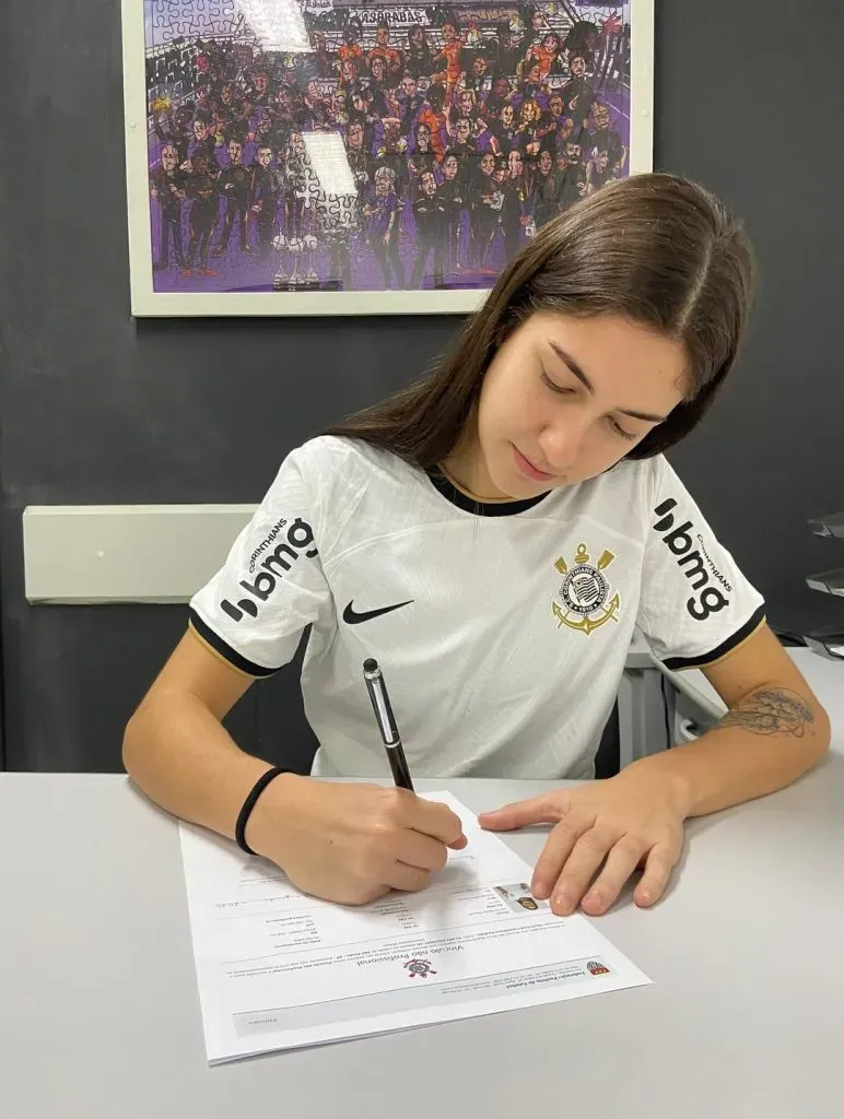 Laura assina seu contrato com o Corinthians para reforçar o elenco do Sub-17. Foto: Divulgação redes sociais/Corinthians