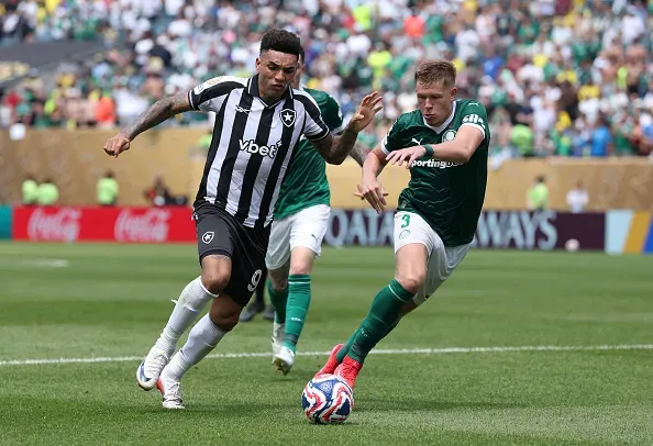 Bruno Fuchs, camisa 3 do Palmeiras disputa lance contra Igor Jesus do Botafogo em partida decisiva do Mundial de Clupes 2025 , na Filadelfia, Pensilvania. Foto: Francois Nel/Getty Images