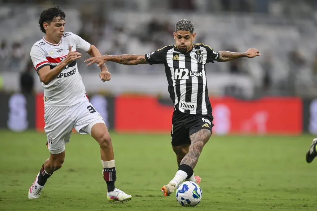 BELO HORIZONTE, BRAZIL – APRIL 06: Rubens (R) of Atletico Mineiro and Nahuel Ferraresi (L) of Sao Paulo fight for the ball during a match between Atletico Mineiro and Sao Paulo as part of Brasileirao 2025 at Mineirão Stadium on April 06, 2025 in Belo Horizonte, Brazil. (Photo by Pedro Vilela/Getty Images)