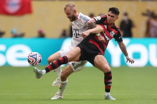Luiz Araújo roubou a bola de Laimer dentro da área e tentou afastar, mas mandou a bola nos pés de Goretzka para gol do Bayern – Foto: Michael Reaves/Getty Images