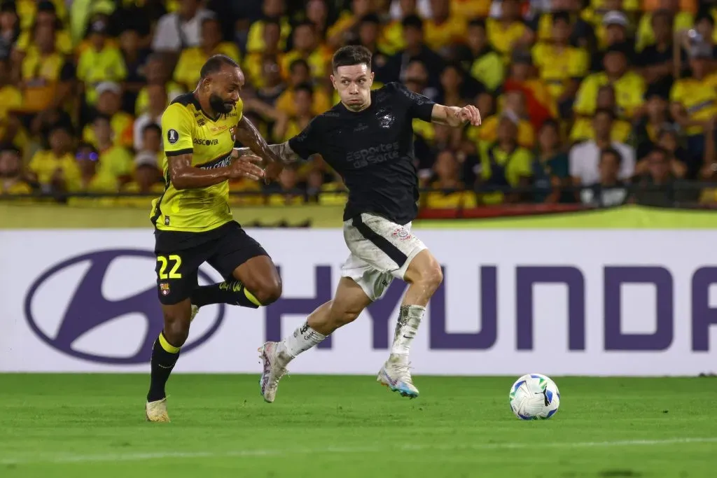 GUAYAQUIL, ECUADOR – MARCH 5: Rodrigo Garro of Corinthians battles for the ball with Leonay Souza of Barcelona SC during the CONMEBOL Copa Libertadores 2025 third stage qualifier between Barcelona SC and Corinthians at Estadio Monumental Isidro Romero Carbo on March 5, 2025 in Guayaquil, Ecuador. (Photo by Franklin Jacome/Getty Images)