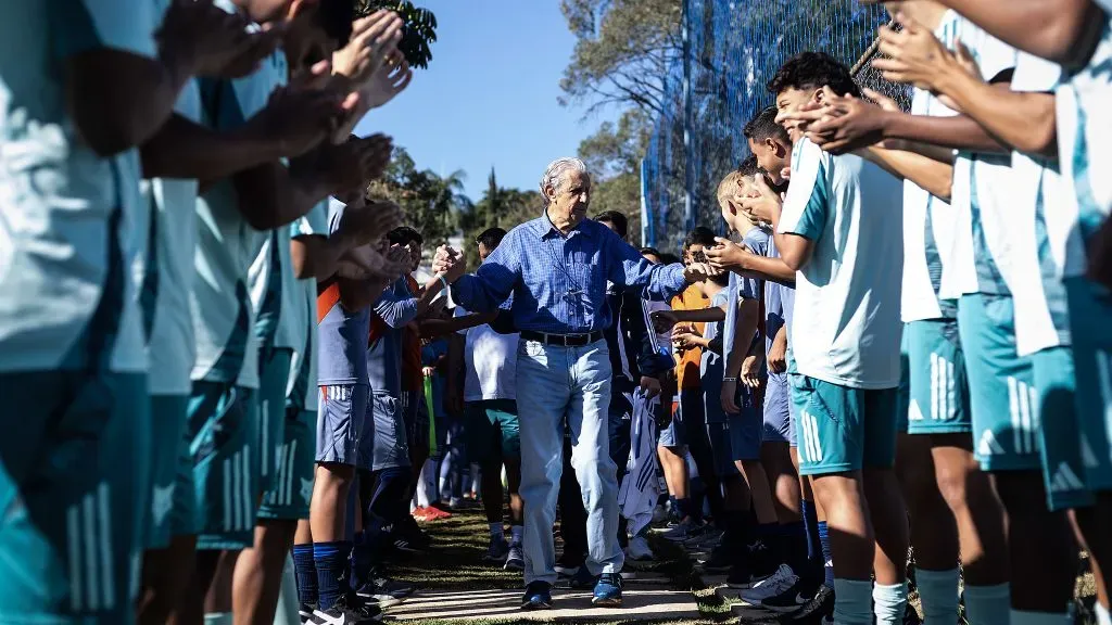 Wilson Piazza foi aplaudido na Toca da Raposa. Foto: Gustavo Aleixo/Cruzeiro.