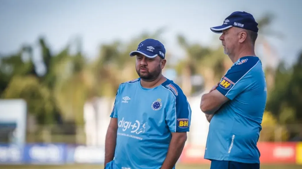 Rafael Vieira ao lado de Mano Menezes - Foto: Vinnicius Silva/Cruzeiro).