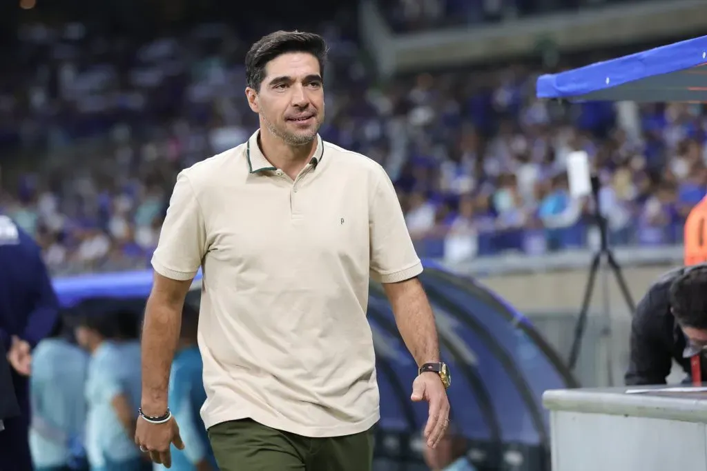 MG – BELO HORIZONTE – 01/06/2025 – BRASILEIRO A 2025, CRUZEIRO X PALMEIRAS – Abel Ferreira tecnico do Palmeiras durante partida contra o Cruzeiro no estadio Mineirao pelo campeonato Brasileiro A 2025. Foto: Gilson Lobo/AGIF