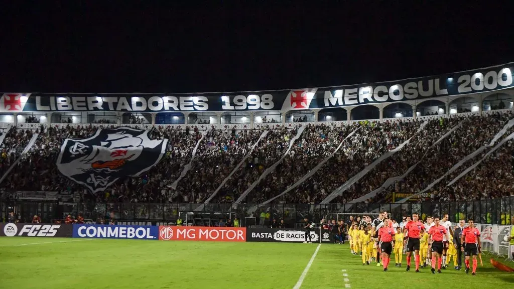 Torcedores do Vasco presentes em São Januário. Foto: Thiago Ribeiro/AGIF.
