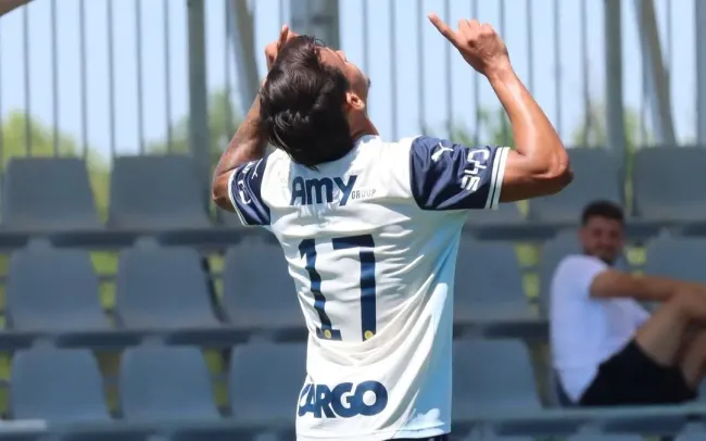 Patati, “Mago Brasileiro”, comemora seu gol sobre o Vasas da Hungria em partida da pré-temporada. Foto: Divulgação redes sociais/ Maccabi Tel Aviv