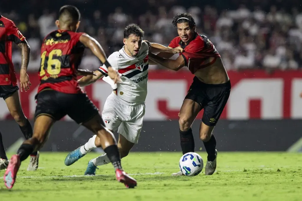 Calleri perdeu um pênalti contra o Sport – Foto: Marco Miatelo/AGIF