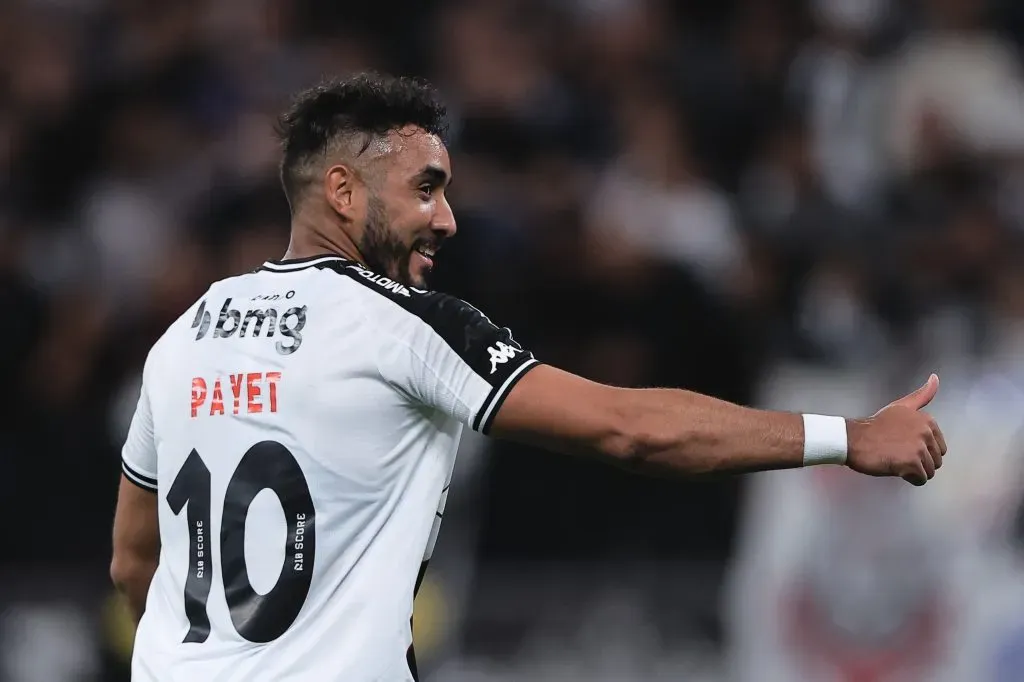 Dimitri Payet se posiciona sobre saída do Vasco – Foto: Ettore Chiereguini/AGIF