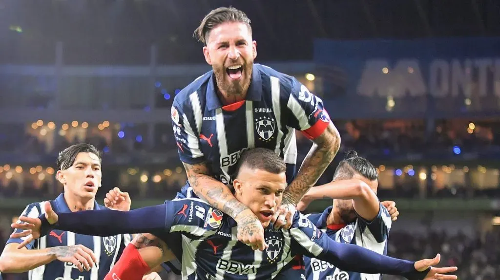 Foto: Azael Rodriguez/Getty Images – Meio-campista colombiano comemorando gol pelo Monterrey ao lado do astro Sergio Ramos.