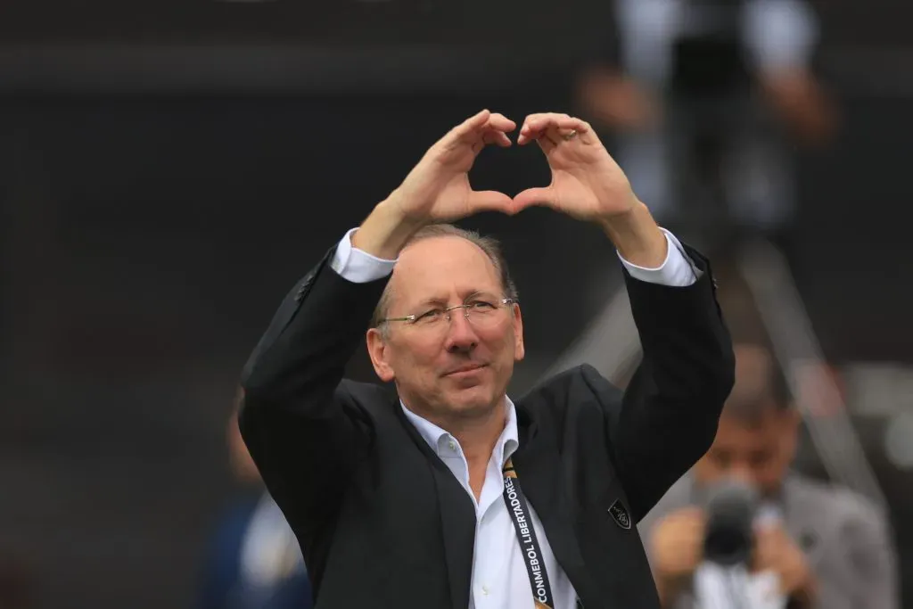 BUENOS AIRES, ARGENTINA – NOVEMBER 30: John Textor, Owner of Botafogo, waves to fans prior to the Copa CONMEBOL Libertadores 2024 Final between Atletico Mineiro and Botafogo at Estadio Más Monumental Antonio Vespucio Liberti on November 30, 2024 in Buenos Aires, Argentina. (Photo by Buda Mendes/Getty Images)