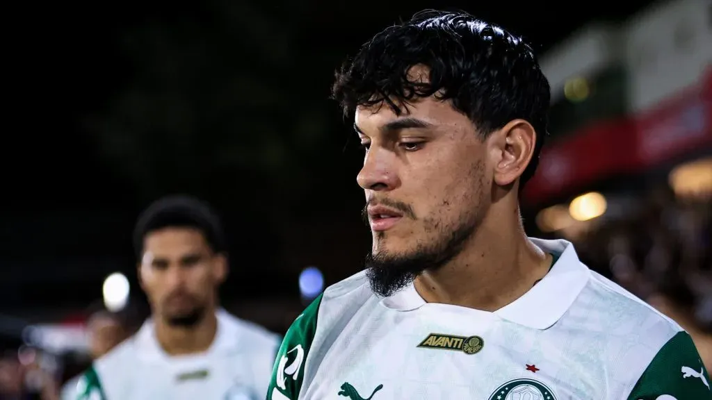 Gustavo Gómez está fora do jogo frente ao Chelsea-ING. Foto: Fabio Giannelli/AGIF.