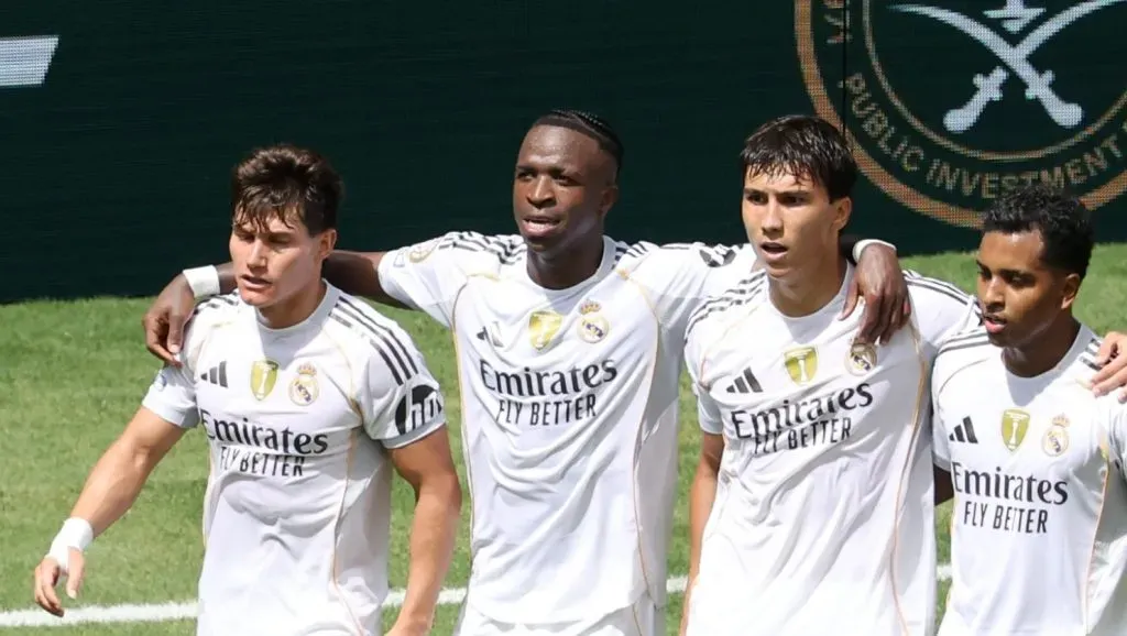 Foto: Sandra Montanez/Getty Images – Gonzalo García ao lado dos brasileiros Rodrygo e Vinícius Júnior.